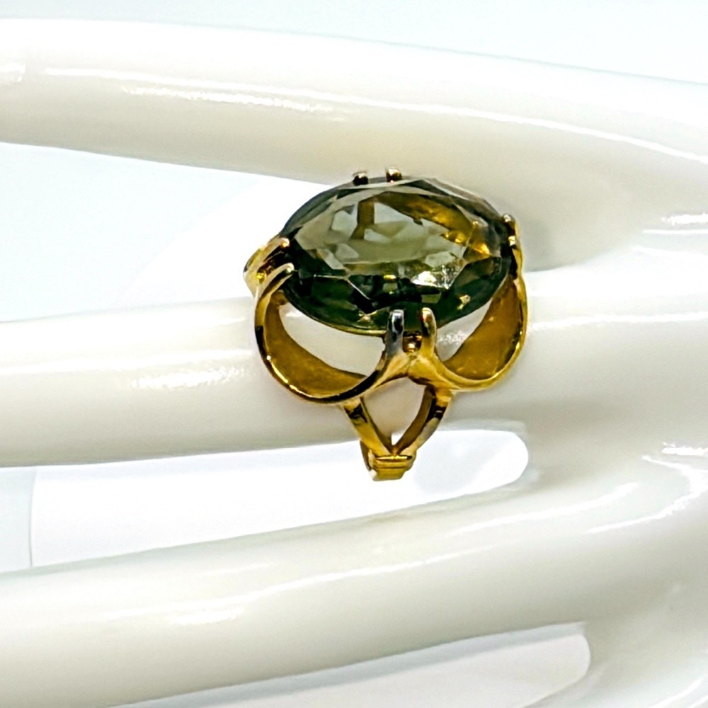 Vintage 18kt HGE ring. Large green stone.​​